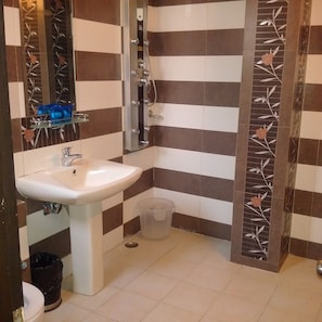 Habitación Deluxe | Baño | Regadera y toallas