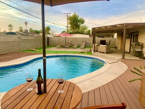 Utendørsbasseng og et oppvarmet basseng