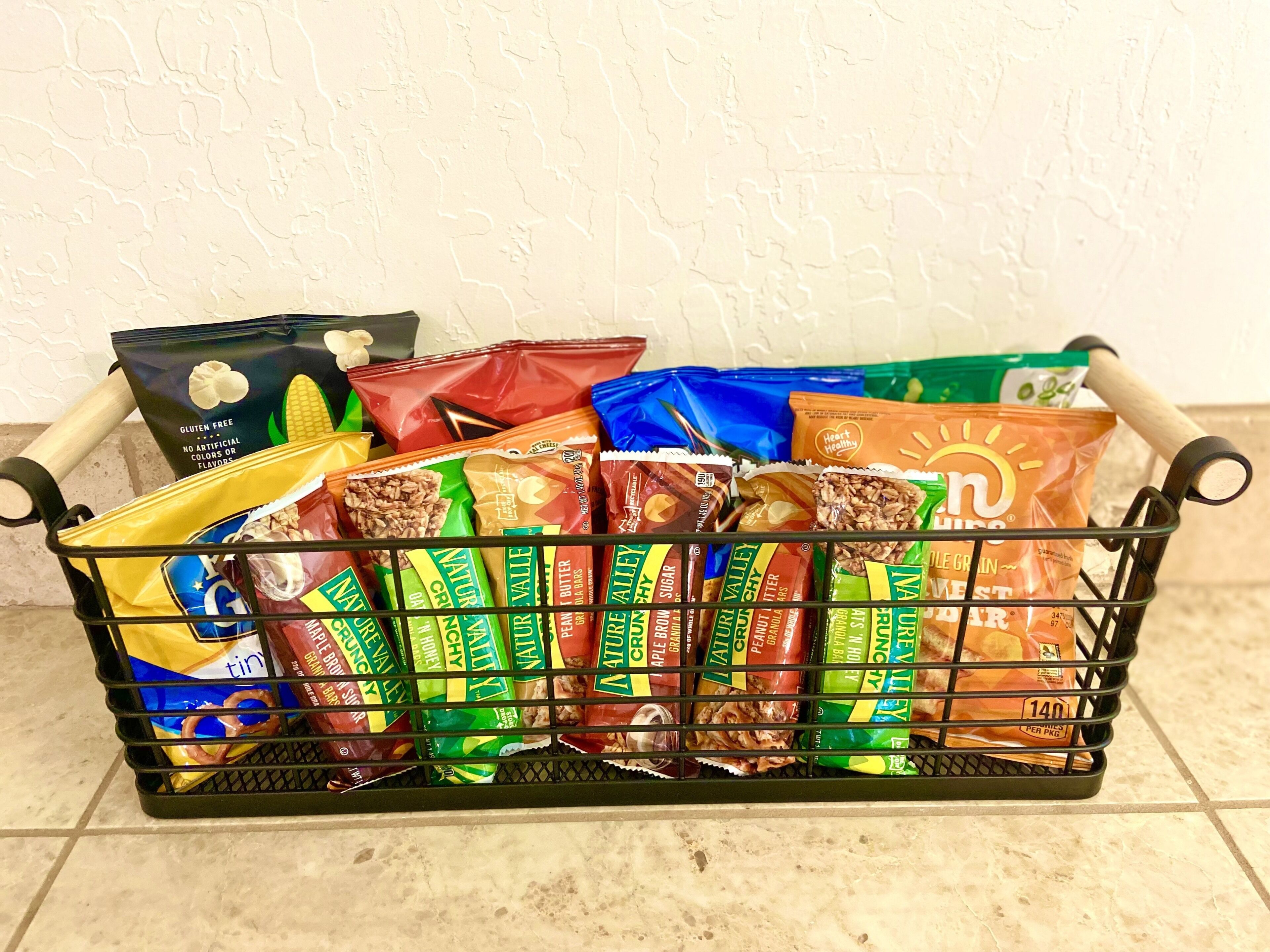 Una cesta llena de diferentes paquetes de comida.