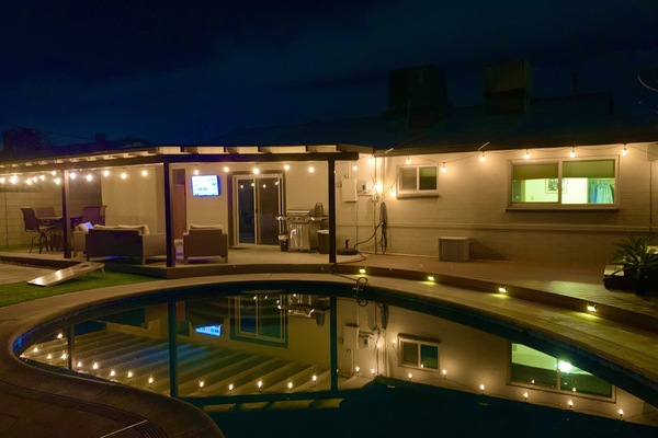 Una piscina al aire libre, una piscina climatizada