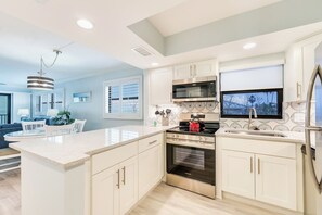 Een koelkast, een magnetron, een oven, een kookplaat