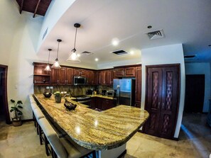 Fridge, microwave, oven, stovetop - Luxury Private Villa At Pristine Bay Resort (Roatan)