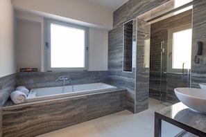 Suite, vista al mar | Ropa de cama de alta calidad y minibar 