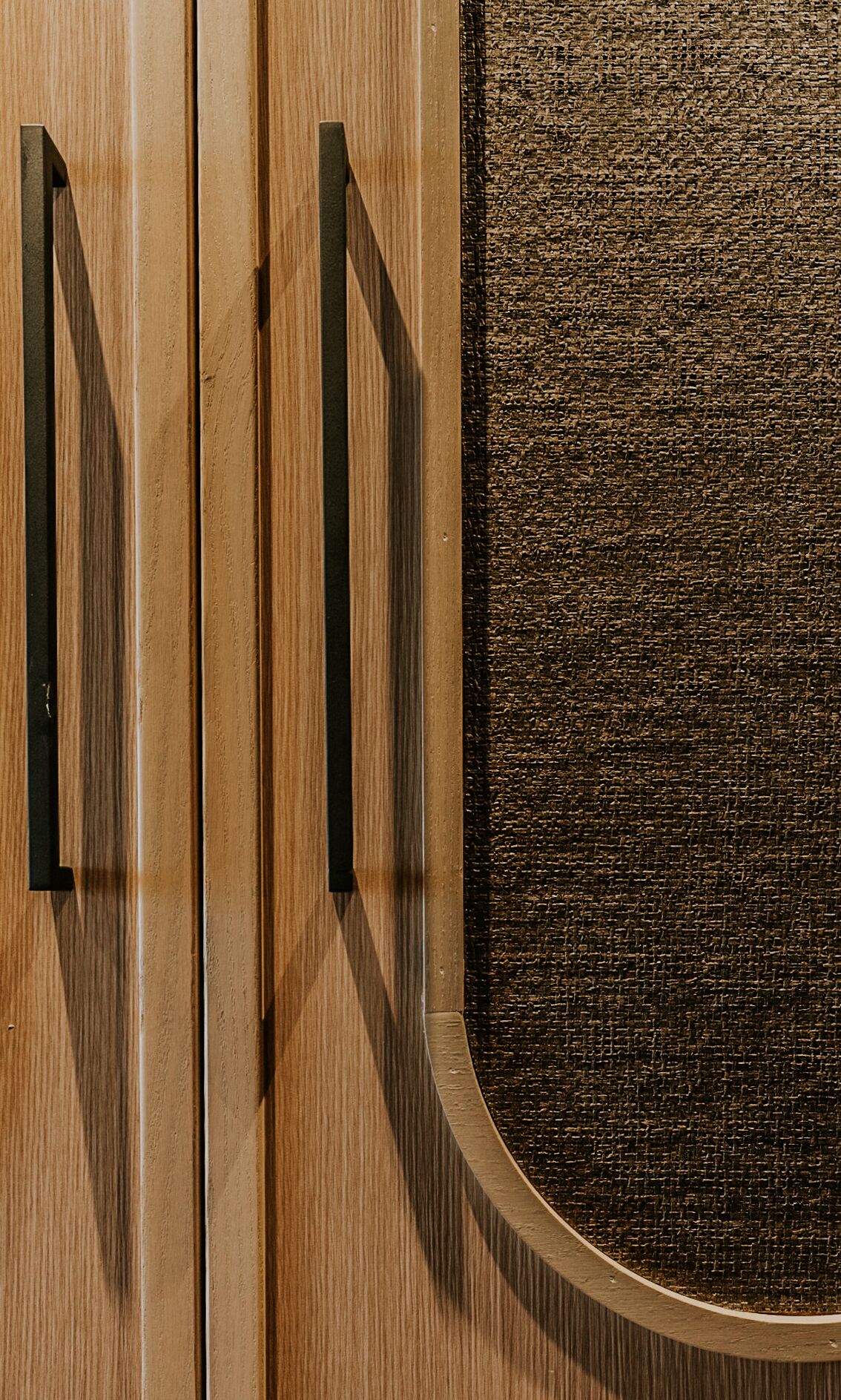 Una puerta de madera con un felpudo texturizado en la entrada.