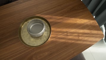 Una mesa de madera con un cuenco decorativo y un plato encima.