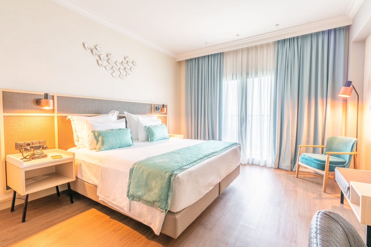 Chambre Deluxe, vue mer | Literie de qualité supérieure, minibar, coffres-forts dans les chambres