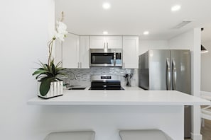 Kjøleskap, mikrobølgeovn, ovn og kokeplater