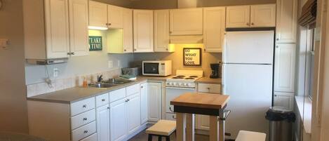 Microondas, horno, cafetera y tetera y utensilios de cocina