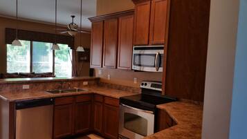 Een koelkast, een microgolfoven, een oven, een kookplaat