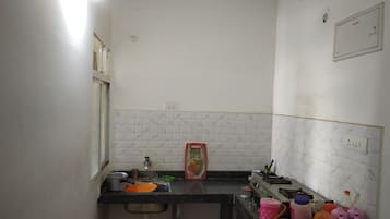 Refrigerador, parrilla de estufa y utensilios de cocina