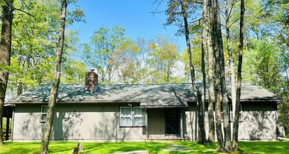 Timber Top Cabin: Fire Pit + WiFi + State Forest-Parks/Hiking