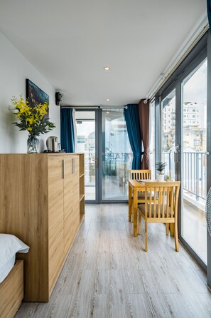 Individually decorated, individually furnished, desk, laptop workspace - HAPPYHOMES 102 Luxury Bui Vien Apartment (Ho Chi Minh City)
