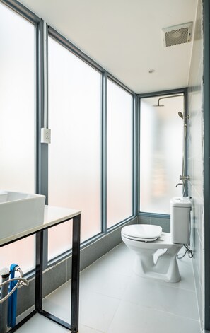 Luksuskattohuoneisto, kaupunkinäköala (Penthouse) | Kylpyhuone | Suihku, hierova suihkupää, ilmaiset hygieniatuotteet, hiustenkuivaaja