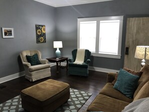 Smart TV, chimenea, reproductor de DVD, libros