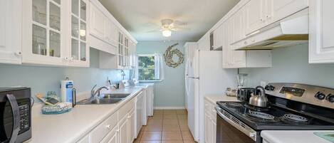 ثلاجة، ميكروويف، فرن، موقد طهي مسطح