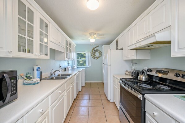 Kylskåp, mikrovågsugn, ugn och spishäll