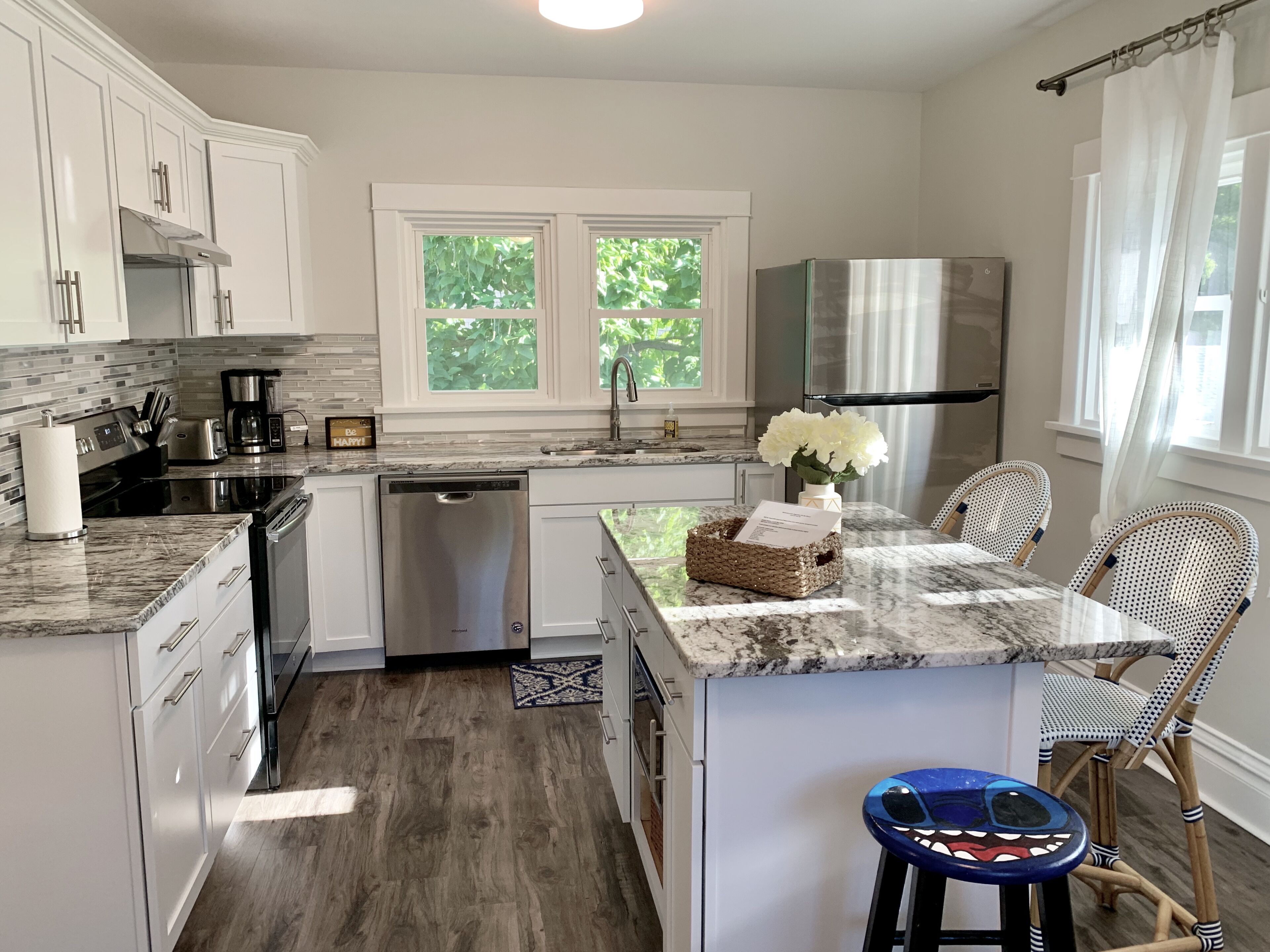 Civic Center, River Front, WALK to Mayo Clinic!! GARAGE Parking!