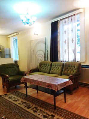 TV - Cozy home in Tbilisi (Gldani-Nadzaladevi)