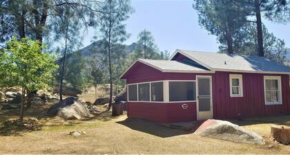 The Red Cabin - A Cozy Getaway Only 5 Min to Lake & 20 Min to River