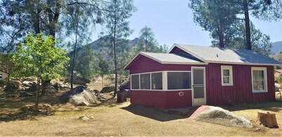 The Red Cabin - A Cozy Getaway Only 5 Min to Lake & 20 Min to River