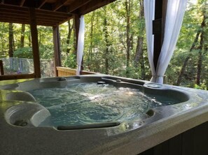 Outdoor spa tub - Falling Leaf - Blue Ridge (Blue Ridge)
