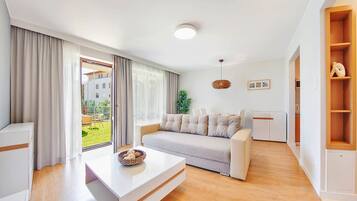 Studio (86) | 2 bedrooms, laptop workspace, iron/ironing board, bed sheets