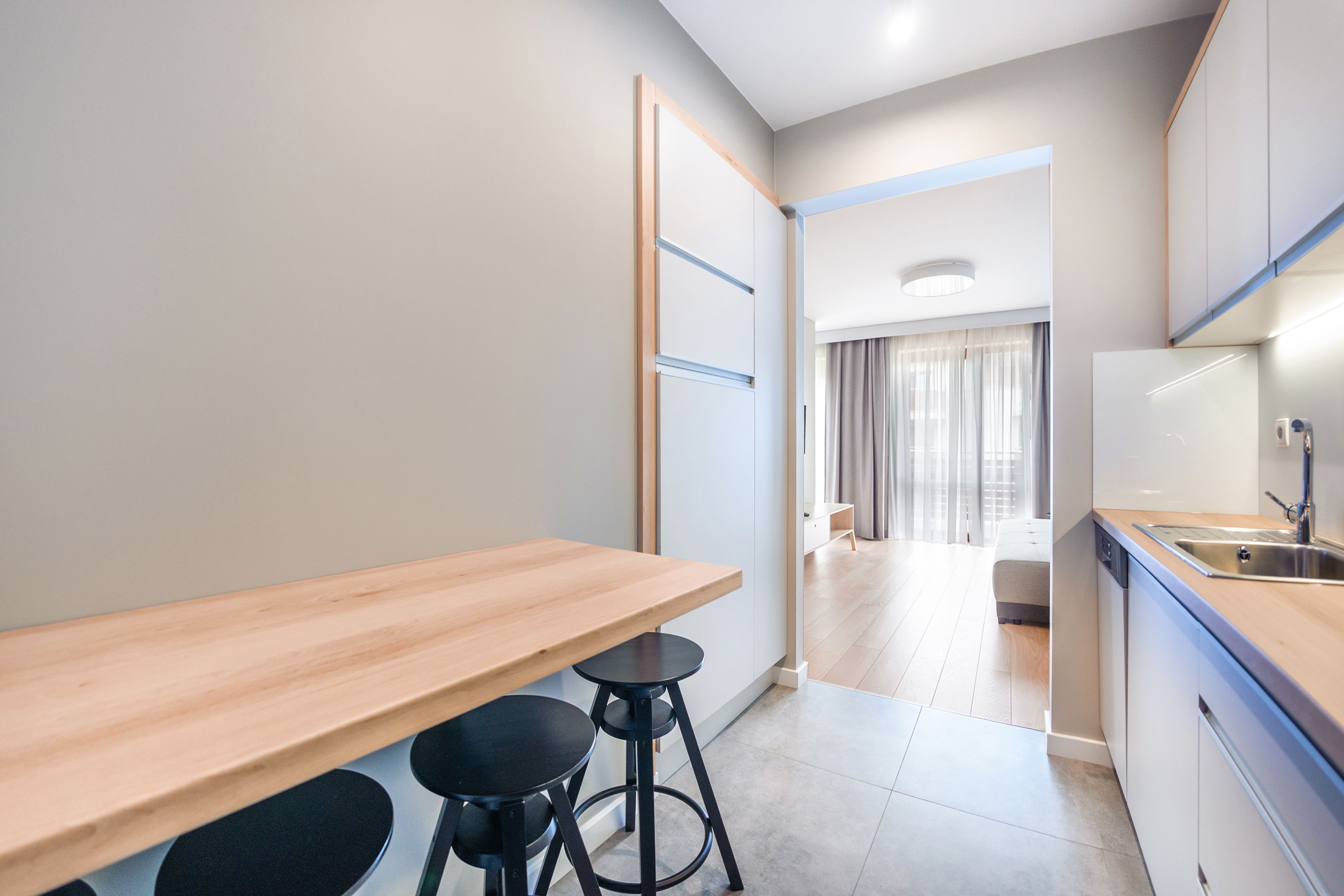 Studio (102) | Eigene Kochnische | Kühlschrank, Herdplatte, Wasserkocher, Kochgeschirr/Geschirr/Besteck