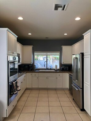 Fridge, microwave, oven, stovetop - FAMILY FUN spacious 4 bedroom home with pool/spa, bbq, game room & 8 beds (Palm Desert)