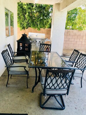 Outdoor dining - FAMILY FUN spacious 4 bedroom home with pool/spa, bbq, game room & 8 beds (Palm Desert)