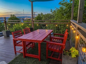 Outdoor dining - Stylish Getaway: Full Kitchen, Spa, Rooftop Views (Chattanooga)