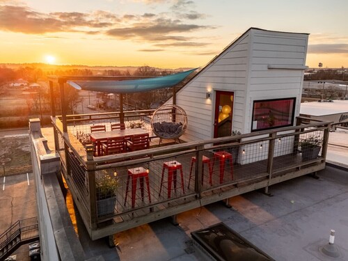Stylish Getaway: Full Kitchen, Spa, Rooftop Views
