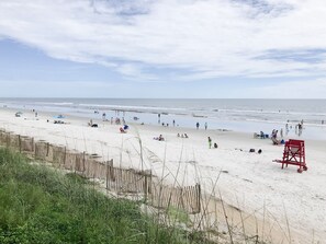 Plage à proximité, chaises longues, serviettes de plage