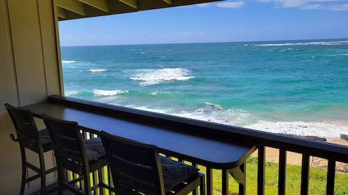 Oceanfront Top Floor Luxury Condo with AC - Wailua Bay View 306