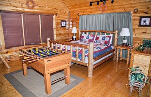 3 bedrooms, free WiFi, bed sheets - Luxury 3-Level Cabin w/ Views, Game Room, Hot Tub – Sleeps 12 Near Pigeon Forge (Sevierville)
