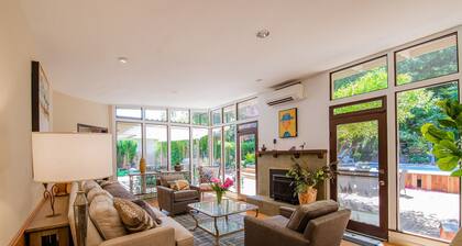 Relaxing retreat in the redwoods-not recommended for partiers..