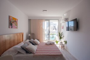 Tabla de planchar con plancha, wifi y ropa de cama 