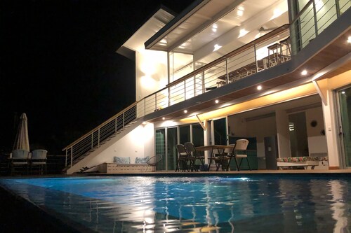 Villa with sea view a few steps from the beach