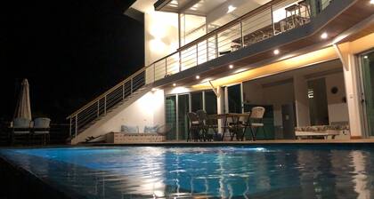 Villa with sea view a few steps from the beach