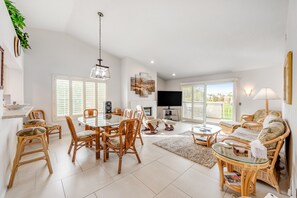 Fernseher, Kamin, DVD-Player