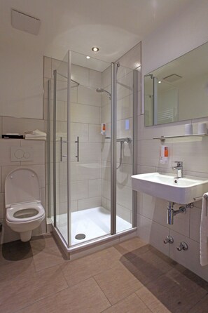Shower, hair dryer, towels, soap - Hotel Weinstube Klasen (Cochem)