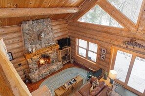 Una Smart TV, una chimenea, un reproductor de DVD