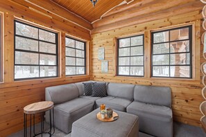 Una Smart TV, una chimenea, un reproductor de DVD