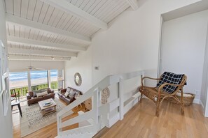 Smart-TV, peis og bøker