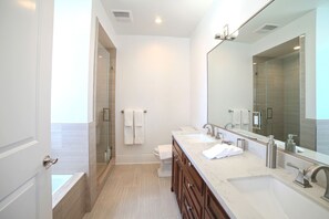 Baignoire, sĂšche-cheveux, bidet, serviettes fournies