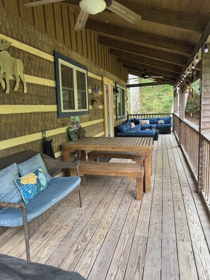 Outdoor dining - 3BR_3BA Log Cabin, Pond Front, Hot Tub, Pool Table, near Skiing & Pet friendly (Seven Devils)