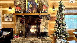 Una llar de foc acollidora amb mitjons, un arbre de Nadal i una figura d'ós.