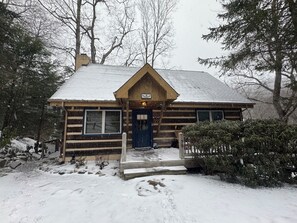 Exterior - 3BR_3BA Log Cabin, Pond Front, Hot Tub, Pool Table, near Skiing & Pet friendly (Seven Devils)