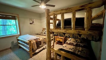 3 chambres, bureau, fer et planche à repasser, accès au Wi-Fi (inclus)