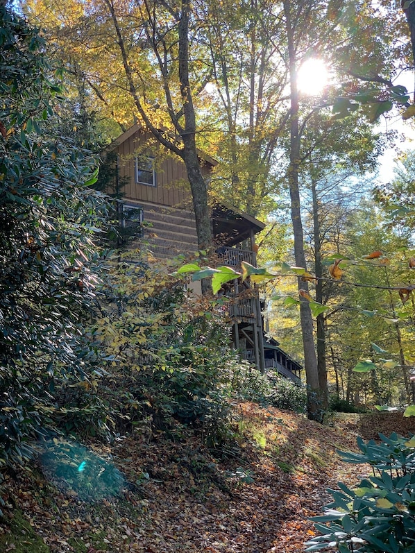 Exterior - 3BR_3BA Log Cabin, Pond Front, Hot Tub, Pool Table, near Skiing & Pet friendly (Seven Devils)