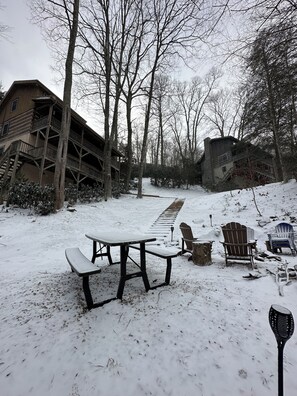 Outdoor dining - 3BR_3BA Log Cabin, Pond Front, Hot Tub, Pool Table, near Skiing & Pet friendly (Seven Devils)